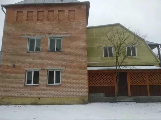 На Волині з молотка продадуть профілакторій біля озера за пів мільйона (фото)