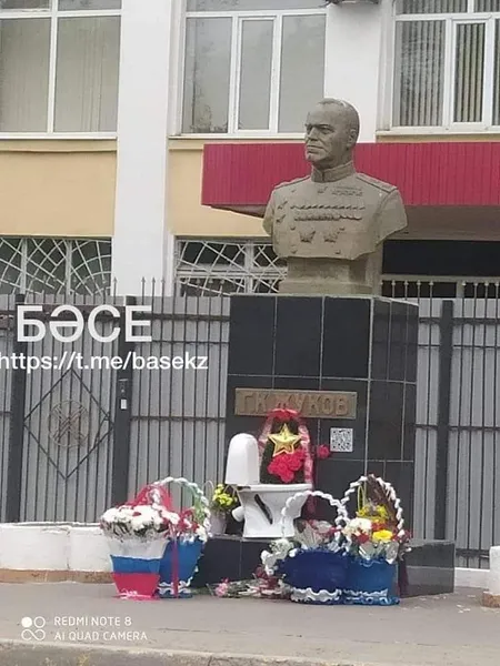 Унітаз для маршала Жукова: у Казахстані активіст оригінально привітав з «Дньом побєди»