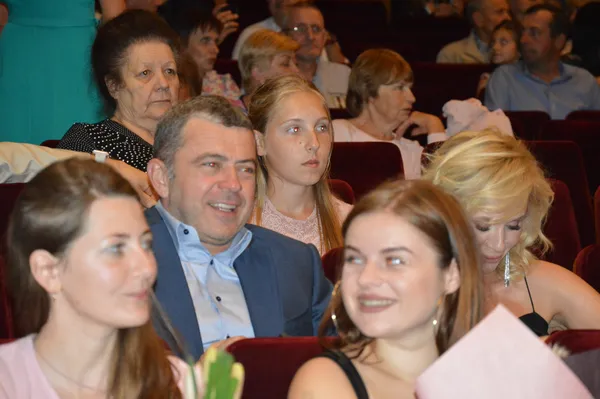 Із медалями та лімузином: як у 1 школі Луцька святкували випускний (фото)