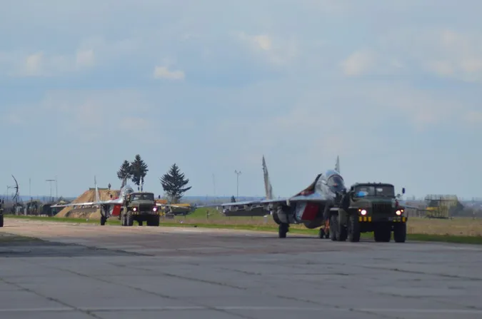 Небо під контролем: як у Луцьку тренуються пілоти винищувачів (фото)