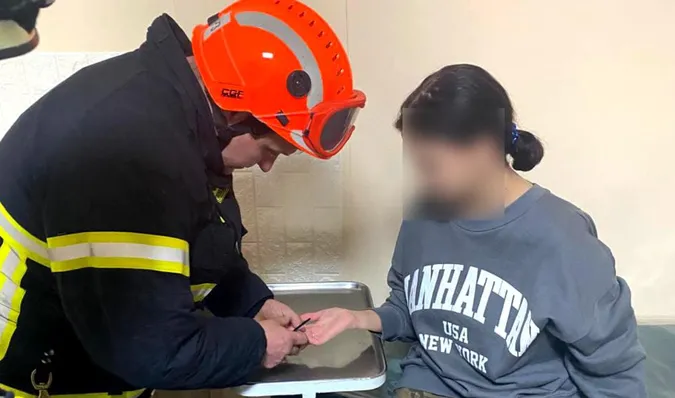 Одягнула, а зняти не змогла: каблучка застрягла на пальці 14-річної лучанки (фото)