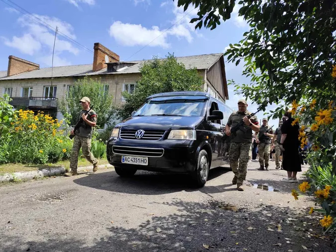 Без батька лишилося двоє синів: у Ківерцях попрощалися з Героєм Петром Низовим (фото)