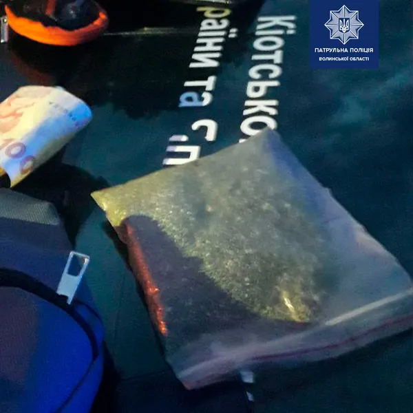 За вихідні патрульні спіймали в Луцьку трьох чоловіків з наркотиками (фото)