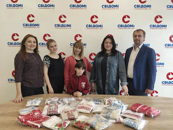 У Луцьку соціально незахищеним дітям подарували вишиванки та верхній одяг (фото)