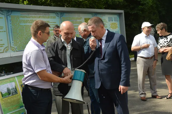Не обійшлось і без технічних негараздів, коли час від часу не вмикався гучномовець. Юрій Горбенко вирішив власноруч усунути проблему