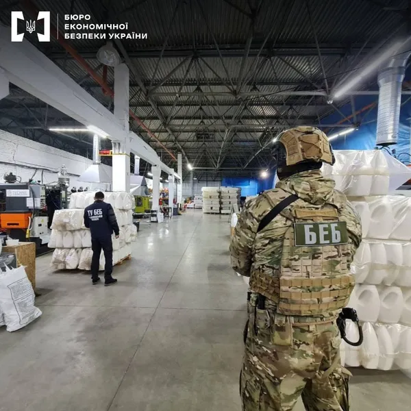 У Луцькому районі організували підпільне виробництво побутової хімії відомих брендів (фото)