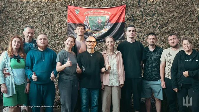 Творчий підхід до відпочинку: Князівські воїни опановують східну каліграфію (фото)
