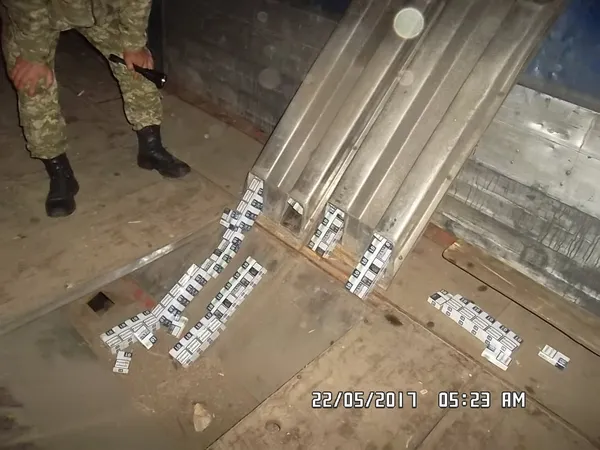 На «Ягодині» у причепі авто знайшли контрабандні сигарети (фото)
