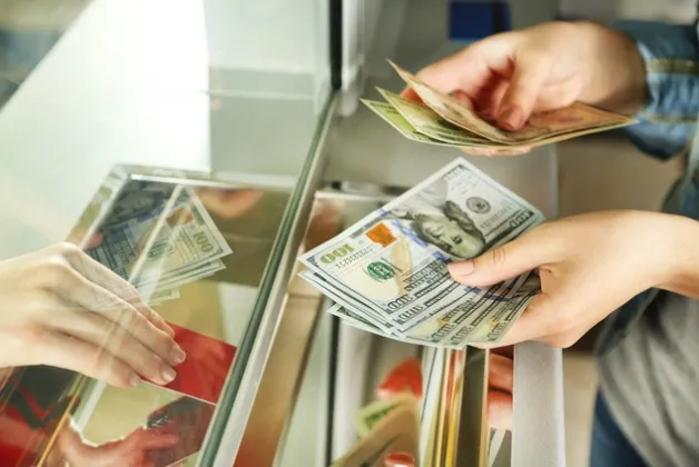 Куди українцям дівати пошкоджену валюту?