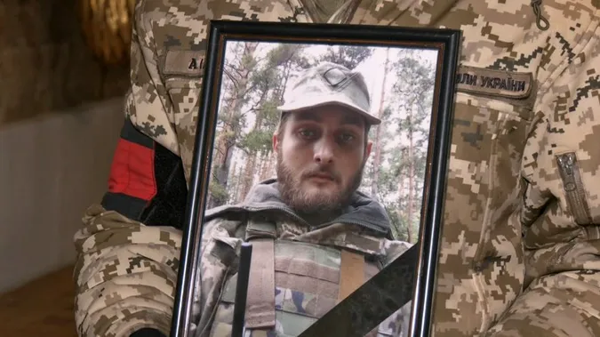 Батьки 1,5 року чекали живим: у Луцьку прощалися з молодим бійцем Олександром Зарембою