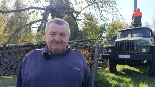 «Хочеться в теплі сидіти»: волиняни, готуючись до зими, скуповуть дрова (фото)