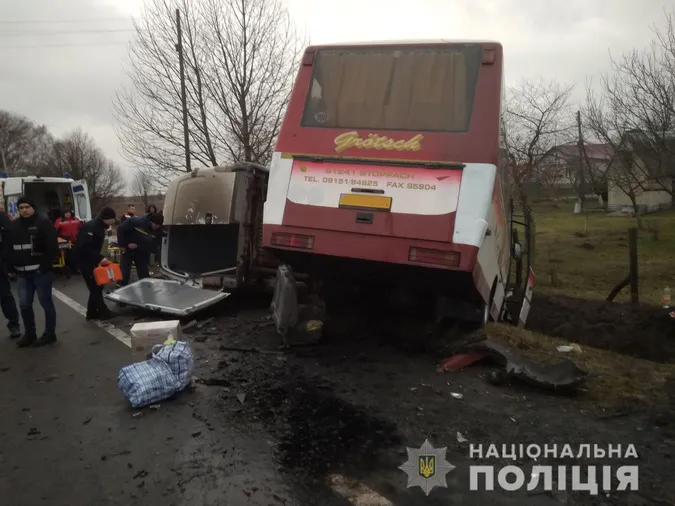 На Волині маршрутка зіткнулася з бусом: є постраждалі (відео)