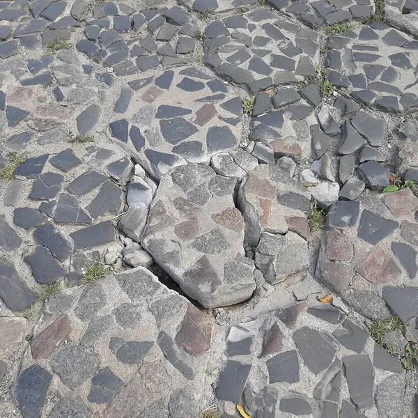 На вулиці в старій частині Луцька замінять зруйновану «трилінку»