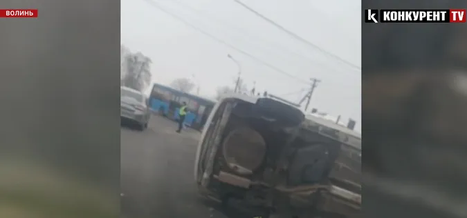 Біля Луцька – жорстка аварія за участю маршрутки: автівка перекинулася на бік (відео)