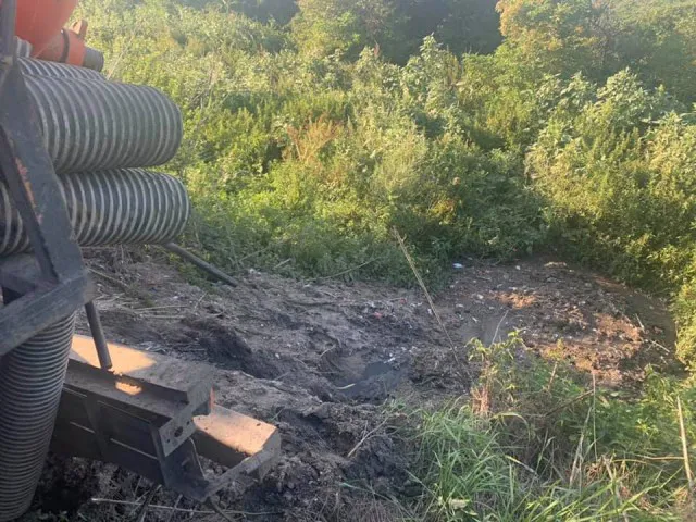 За 5 метрів від дороги: у Липлянах водій незаконно зливав фекалії (фото)