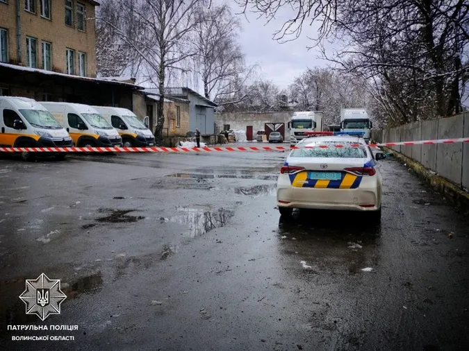 «Щось іскрилось»: у Луцьку на пошті виявили підозрілу посилку і викликали поліцію (фото)