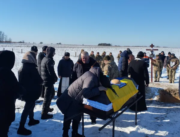Після понад двох років невідомості у рідному селі на Волині попрощалися з воїном Романом Сидоруком (фото)