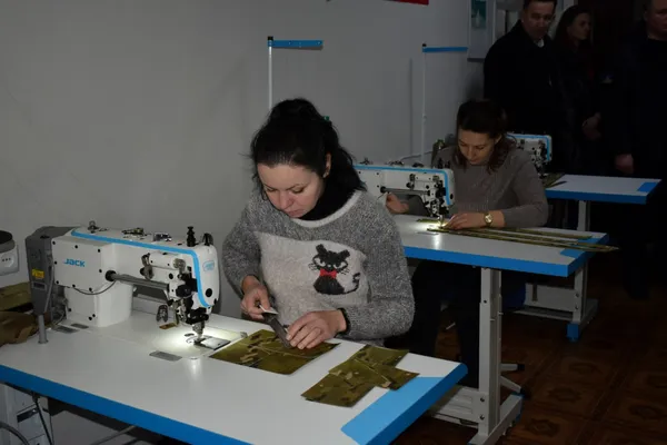 Виготовляють військове спорядження: у Луцьку переселенка відкрила швейний цех (фото)