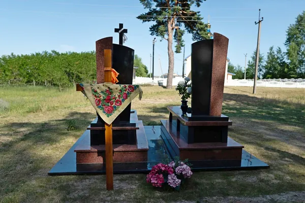 Унікальна сакральна традиція: чому на цвинтарях Полісся на хрести в'яжуть хустки (фото)
