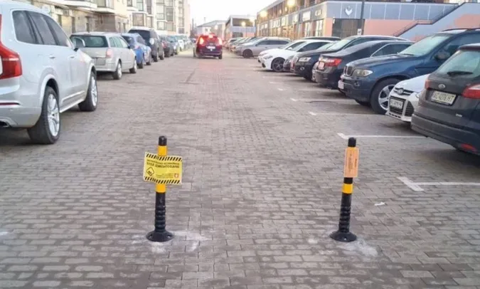 У Луцьку на Привокзальній незаконно відгородили парковку
