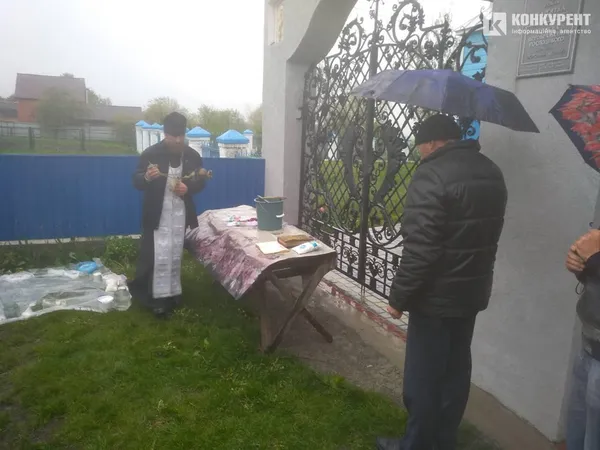 Зачинений храм: понад 200 прихожан УПЦ (МП) у Четвертні на Волині молилися під дощем