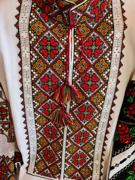 Вишивальниця зі Звірова копіює давні орнаменти з вишиванок, яким кілька століть (фото)