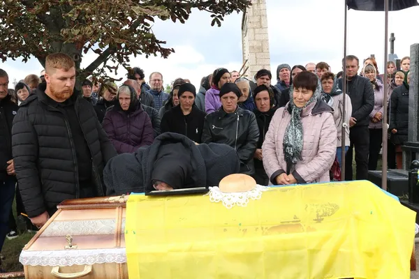 Поховала вже другого сина-Героя: на Волині попрощалися з воїном Романом Юрчуком (фото)