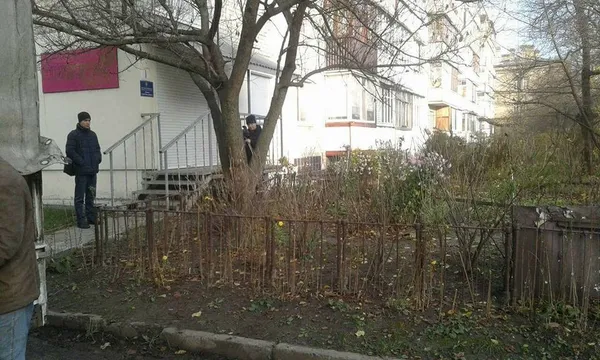 Муніципали продовжують зносити саморобні паркани у Луцьку (фото)