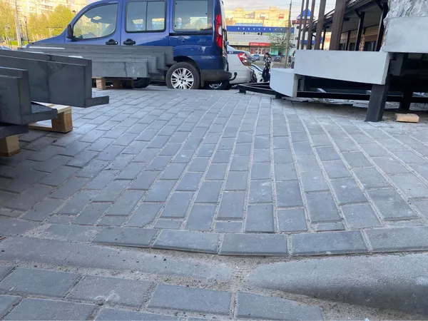 У Луцьку сходи біля ТЦ «Егоїст» «вилізли» на тротуар та заважають перехожим (фото)
