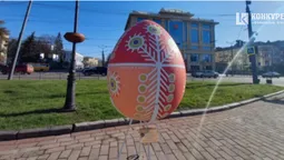 У центрі Луцька встановлюють гігантські писанки (фото)