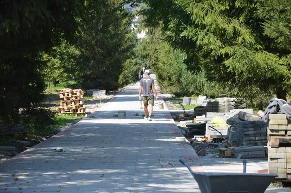 На алеї вже завершують вкладати бруківку