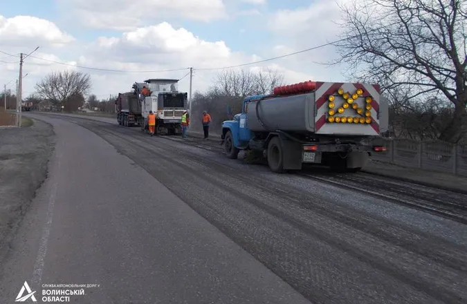 На об'їзній трасі неподалік Луцька кладуть новий асфальт (фото)