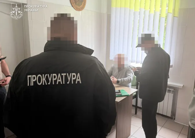 Погоріли на хабарі у 1800 доларів: на Волині затримали медиків за фіктивні інвалідності (фото)