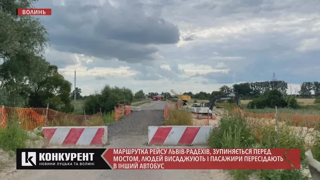 Доїхати можна: на трасі Луцьк-Львів людей пересаджують перед мостом (відео)