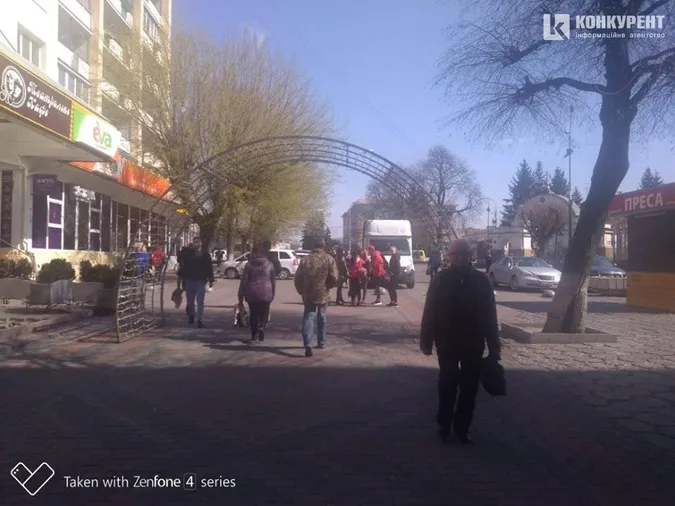 У центрі Луцька встановлюють святкові арки (фото)