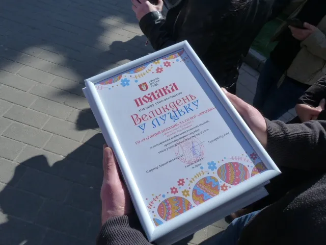 Зі смайликів, дерева та CD-дисків: у центрі Луцька – виставка писанок (Фото)