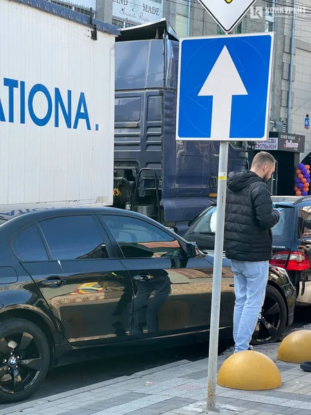 Рух перекритий: у Луцьку біля «Яровиці»  фура врізалась в «беху» (фото)