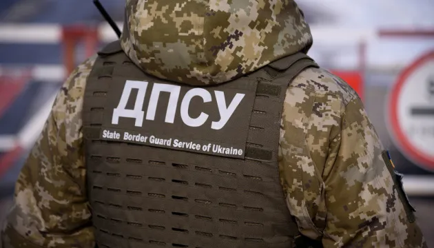 Українські прикордонники квітами привітали «ухилянтів» з 8 березня (відео)