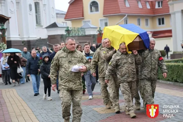 Залишилася трирічна донька: у Луцьку провели в останню дорогу воїна Артема Тютюнника (фото)