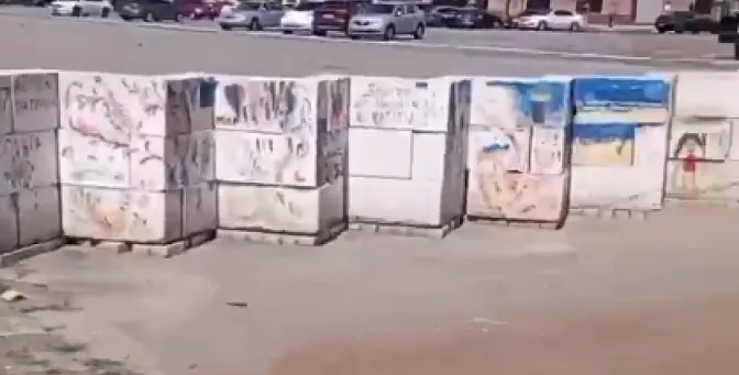 В центрі Харкова 14-річна школярка малювала прапори «ХНР» та співала російський гімн (відео)