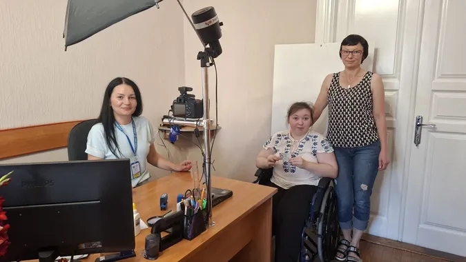 Паспорт без бар'єрів: як волинянка на кріслі колісному отримала ID-картку
