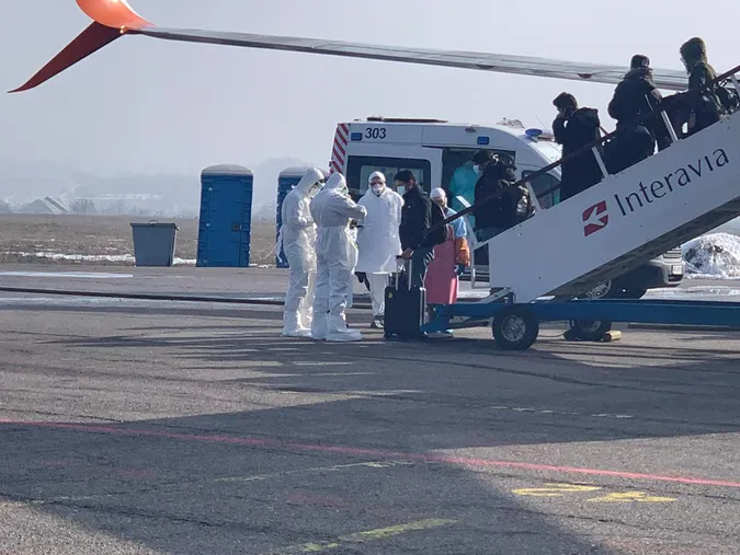 45 українців та 27 іноземців: прикордонники зустріли евакуйованих з Китаю (фото, відео)