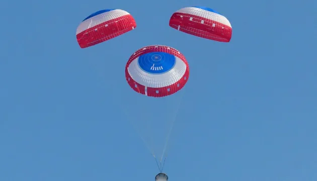 Космічна капсула Starliner компанії Boeing успішно повернулася з МКС на Землю
