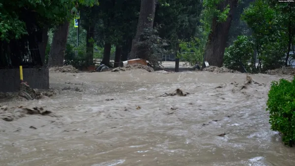 Потоп у Ялті: один загиблий, зникла безвісти і 18 постраждалих (фото, відео)