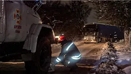На Волині рятувальники відбуксирували дві вантажівки, які перегородили дорогу (фото)