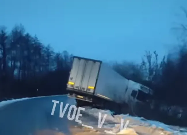 На засніженій волинській трасі у кювет злетіла фура (відео)
