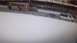 У Луцьку автомобіль «ніжно притулився» до припаркованого буса: шукають свідків (відео)