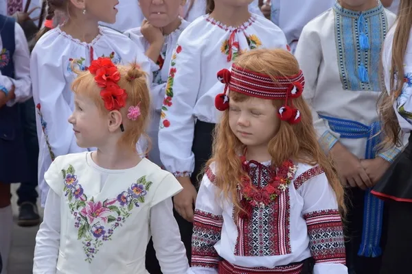 На Театральному майдані лучани «вишили» вінок (фото) 