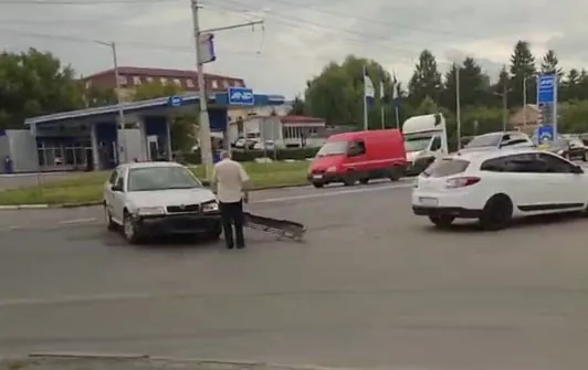 Відлетів бампер: у Луцьку на Рівненській «цьомнулись» два легковики (відео)