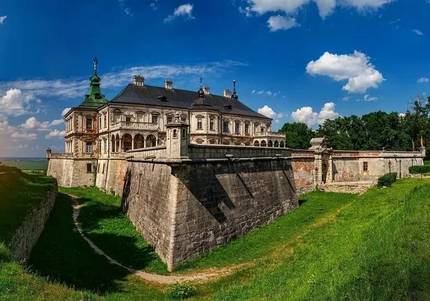 Тут жив алхімік і досі бачать привид: що приховує 400-річний замок на Львівщині, який називали «Другим Версалем» (фото)